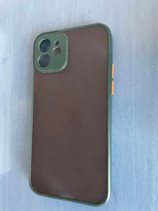 iPhone 12 con 2 fundas
