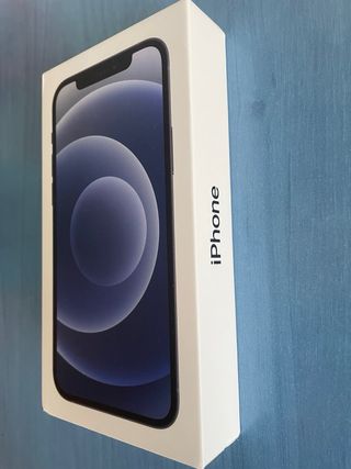 iPhone 12 con 2 fundas