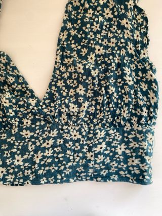 Top verde con estampado de flores