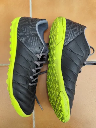 Botas de fútbol Decathlon multitacos