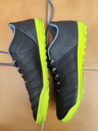 Botas de fútbol Decathlon multitacos