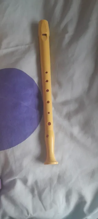 Flauta dulce de plástico amarilla
