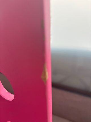 Silla de escritorio rosa con base metálica