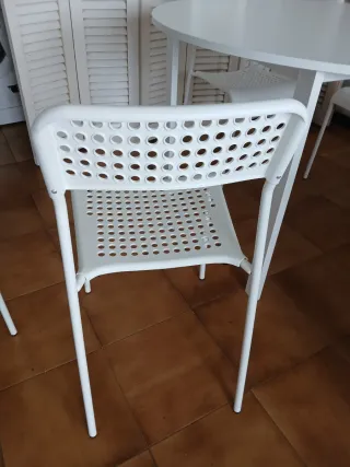 Mesa  IKEA VAHAL blanca (107 cm) + 4 sillas ADDE