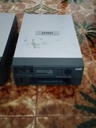 Impresoras DNP Blancas y Grises