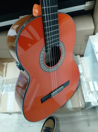 Guitarra flamenca autoamplificada