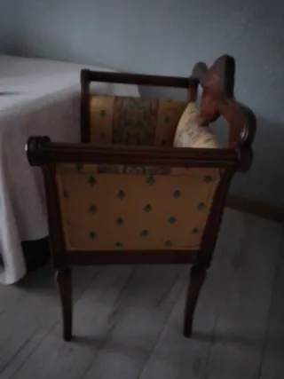 Sillón de madera y tela