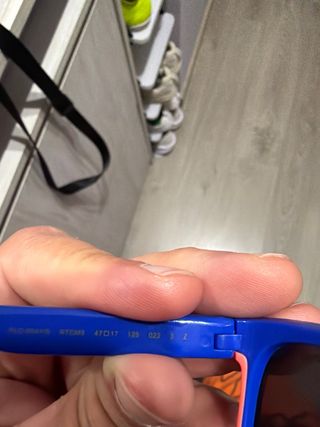 Gafas de sol Polaroid azules y rojas