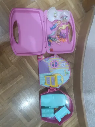 Lote de juguetes: castillo frozen, muñeca y más