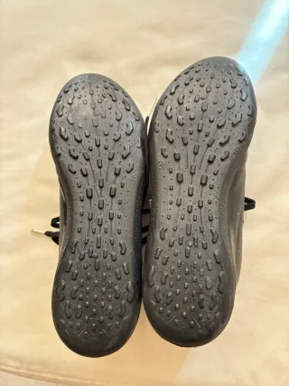 Botas de fútbol sala Kipsta negras y beige