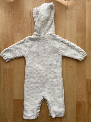 Buzo tejido para bebé con capucha