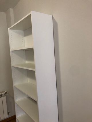 Estantería blanca de madera