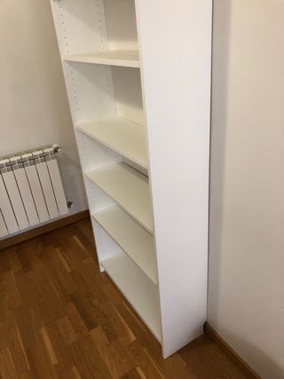 Estantería blanca de madera