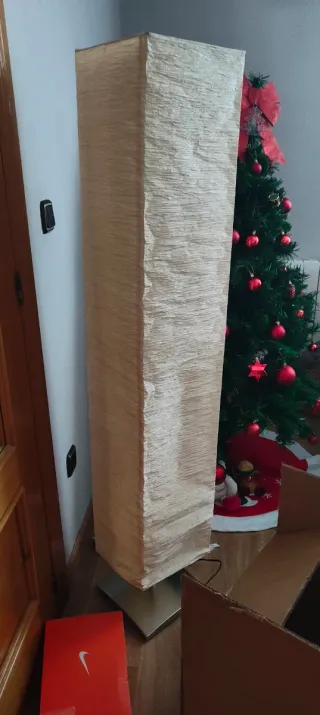 Lámpara de pie moderna beige y dorada