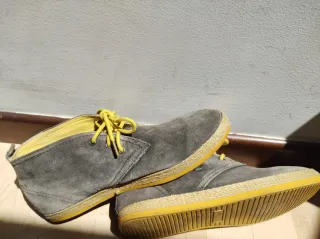 Botines Mustang grises y amarillos