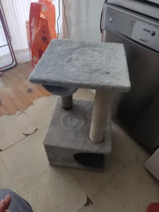 Torre rascador para gatos con gatera