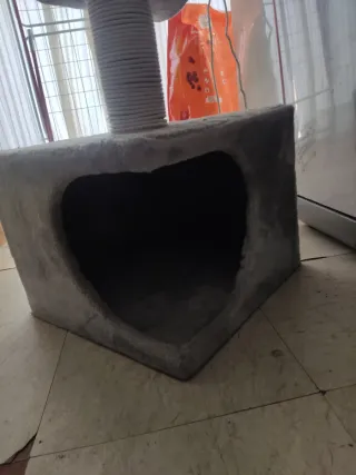 Torre rascador para gatos con gatera