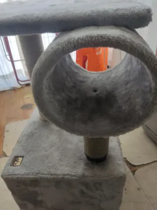 Torre rascador para gatos con gatera