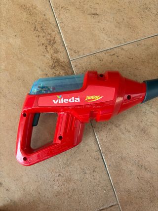 Aspirador de juguete rojo