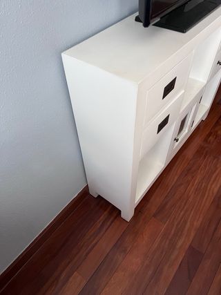 Mueble blanco con cajones y puertas