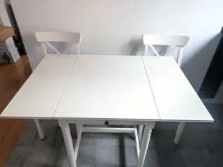 Mesa abatible 2-4 personas. Sillas incluidas.