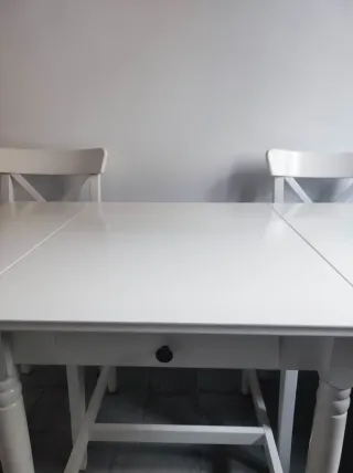 Mesa abatible 2-4 personas. Sillas incluidas.