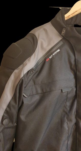 Chaqueta de moto con protecciones