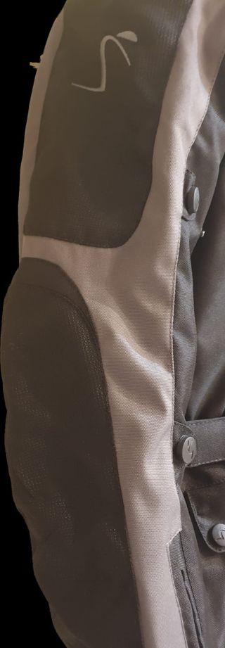 Chaqueta de moto con protecciones