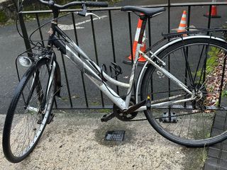 Bicicleta de ciudad vieja pero funcional