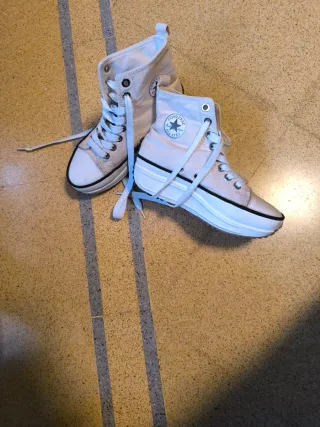 Zapatillas altas beige y blancas T36