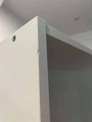 Estantería blanca de madera.