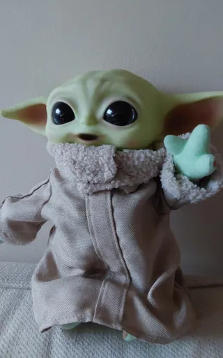 Muñeco Baby Yoda con bolso