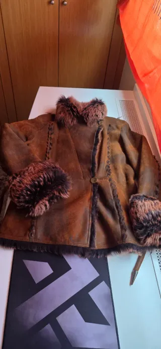 Chaquetón de piel con cuello y puños de pelo