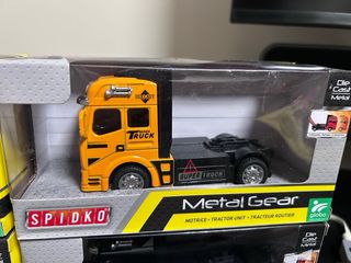4 Camiones de Juguete Metal Gear