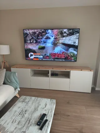 Mueble TV salón madera y blanco