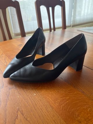Zapatos de tacón negros de piel