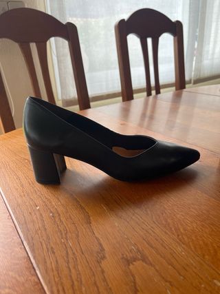 Zapatos de tacón negros de piel