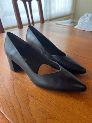 Zapatos de tacón negros de piel