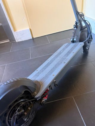 Patinete eléctrico gris