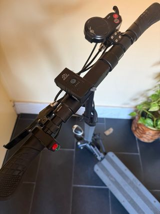 Patinete eléctrico gris