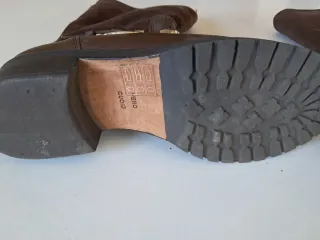 Botas marrones con hebillas y tachuelas