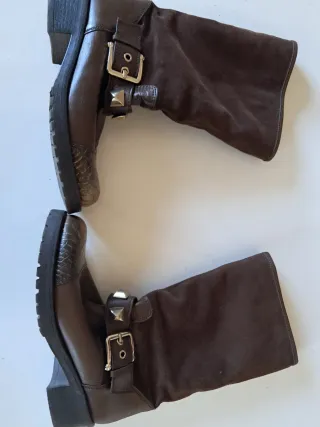 Botas marrones con hebillas y tachuelas