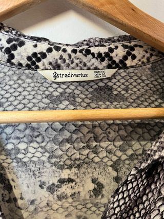 Camisa Stradivarius Estampada Serpiente Talla S
