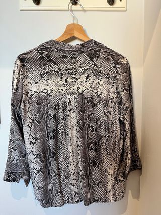 Camisa Stradivarius Estampada Serpiente Talla S