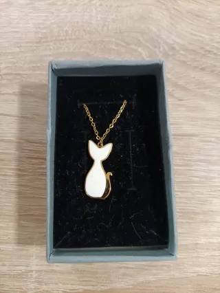 Colgante gato blanco bañado en oro