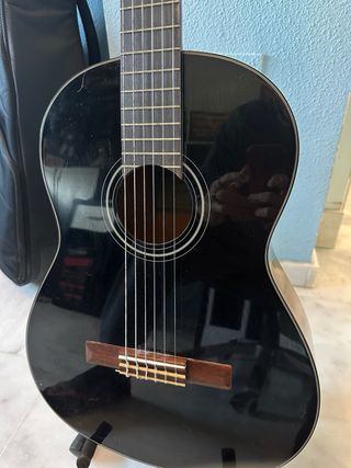 Guitarra Clásica Yamaha Negra con funda de regalo
