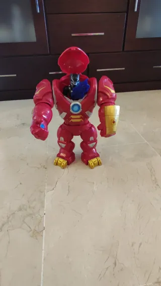 Figura Marvel Hulkbuster y Black Panther