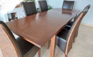 Mesa de comedor de madera fresno. es extensible.