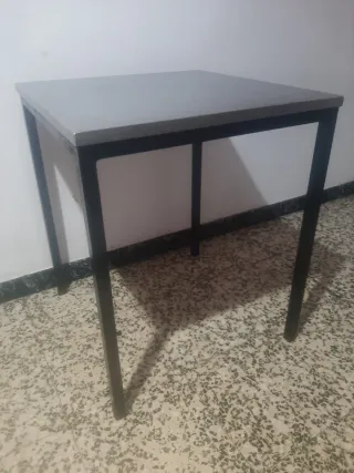Mesa cuadrada metal