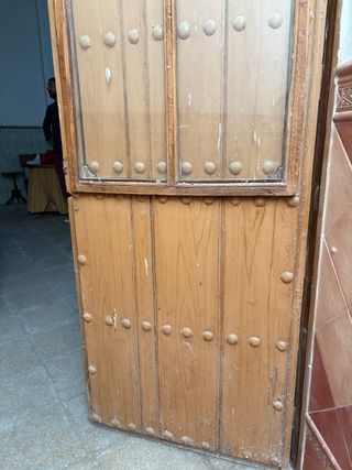 Puerta antigua madera y metal